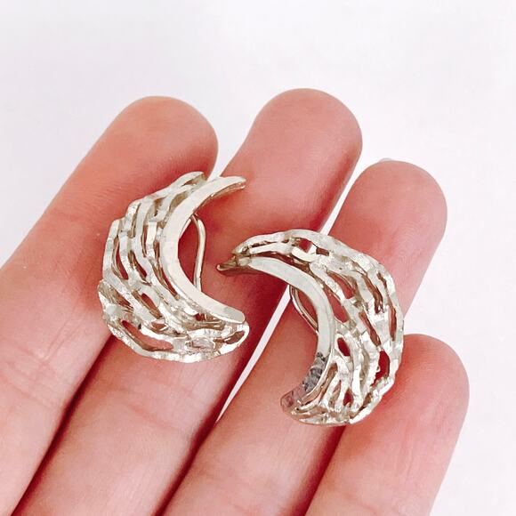 Vintage Silver Tone Modernist Abstract Openwork Crescent Moon Clip-On Earrings - Picture 4 of 10